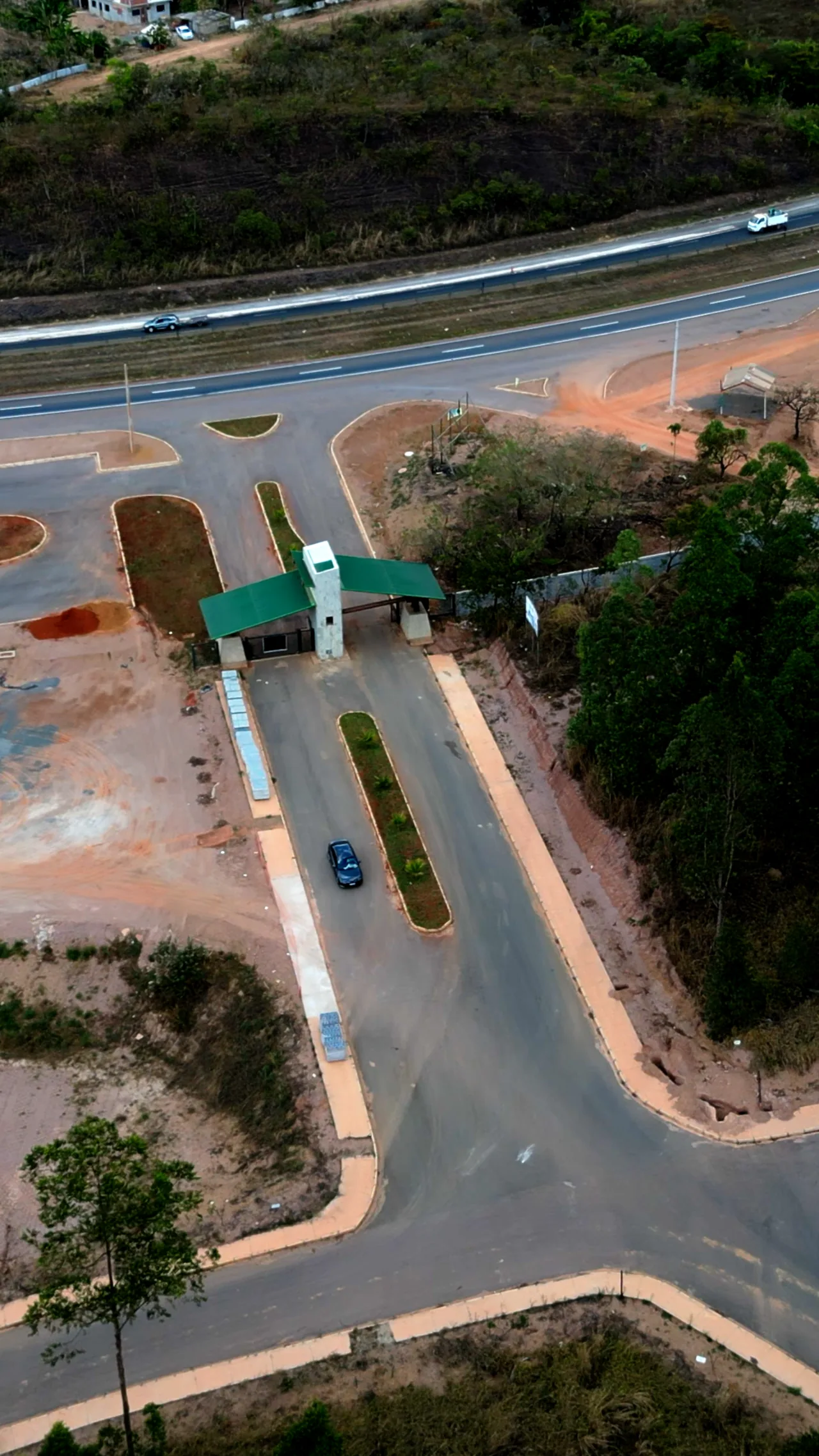 Vista aérea da portaria do condomínio Laguna Magnólia em estágio final